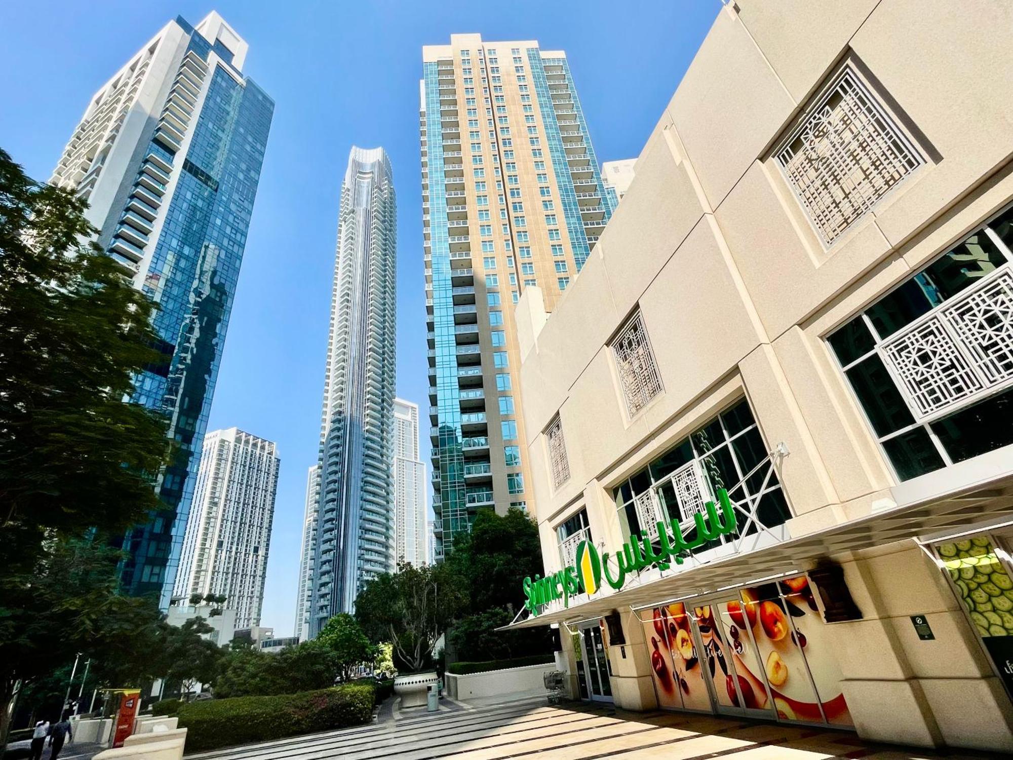 Luxurious & Spacious 2br L Burj & Fountain Views L Walk To Mall L Pool L Gym * Dubai