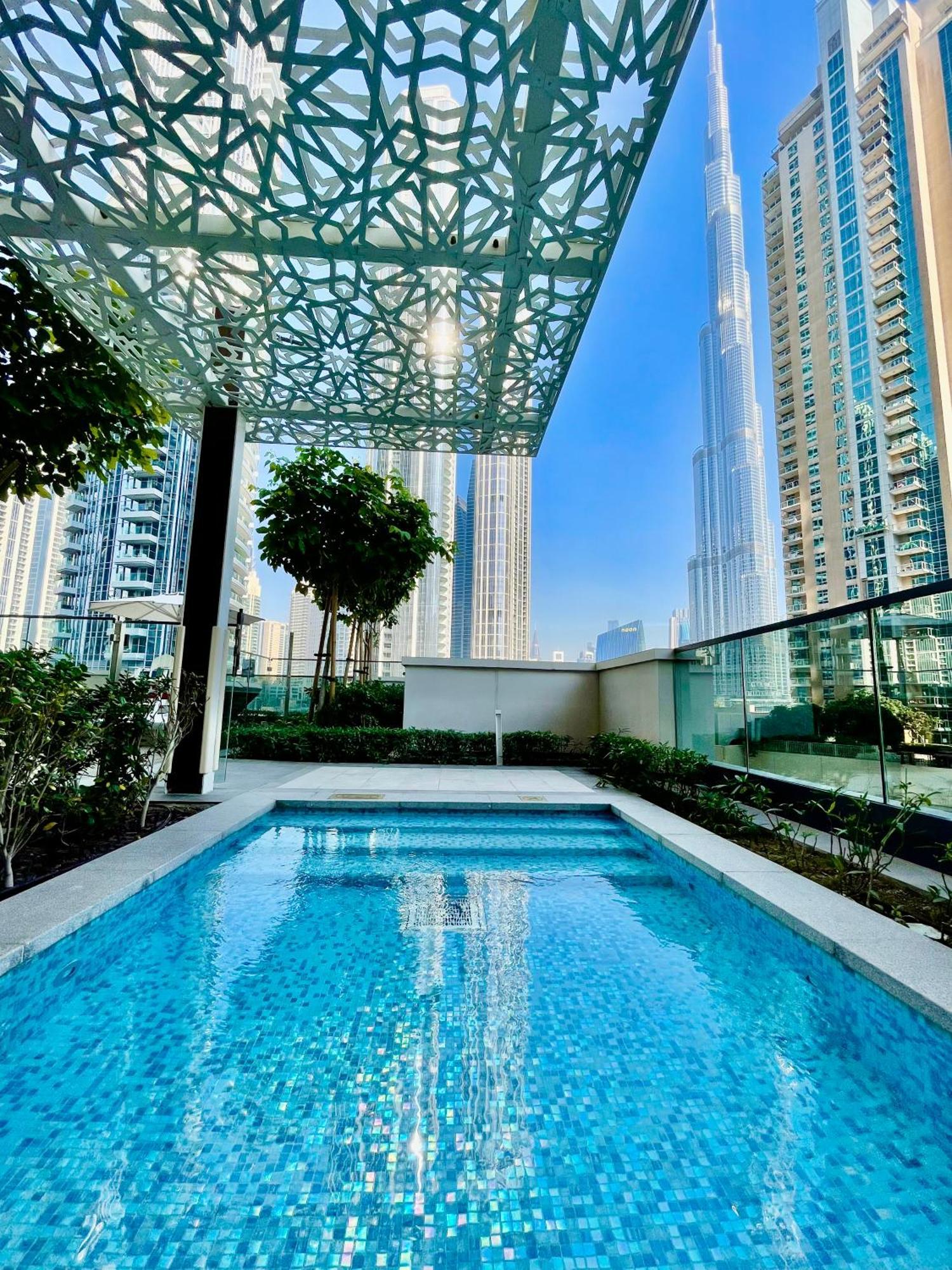 Luxurious & Spacious 2br L Burj & Fountain Views L Walk To Mall L Pool L Gym Apartment *