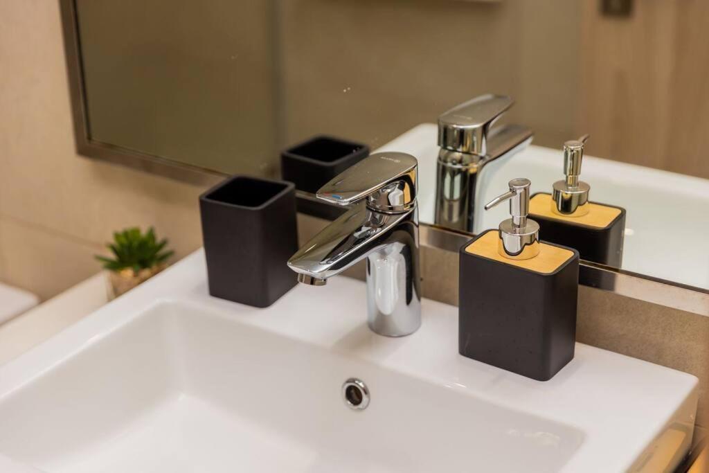 Urban Charm: Luxe 1br Haven Near Downtown Dubai