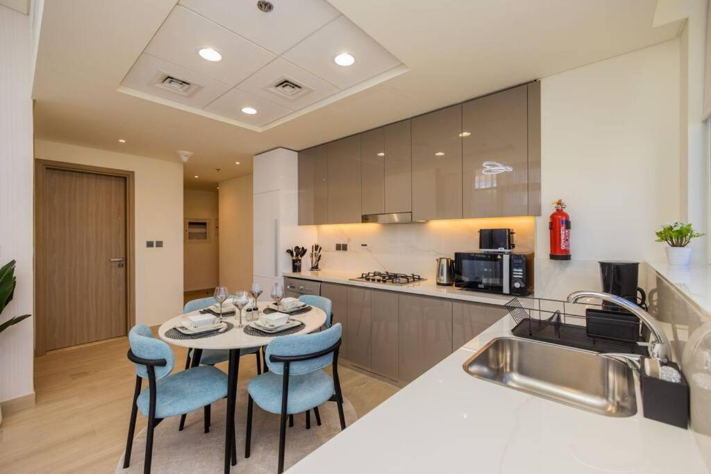 Urban Charm: Luxe 1br Haven Near Downtown Apartment