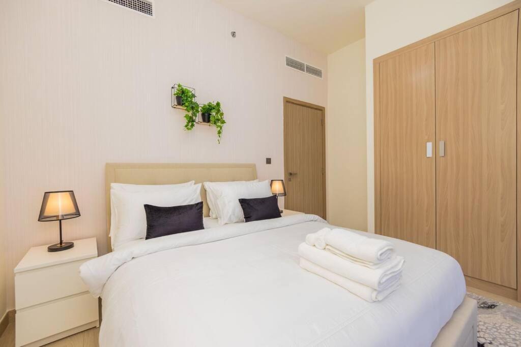 Urban Charm: Luxe 1br Haven Near Downtown Apartment *