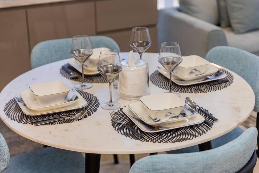Apartment Urban Charm: Luxe 1br Haven Near Downtown Dubai