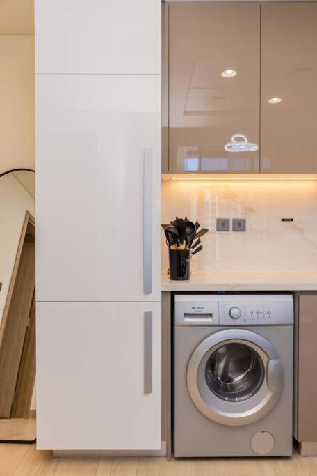 Urban Charm: Luxe 1br Haven Near Downtown Dubai