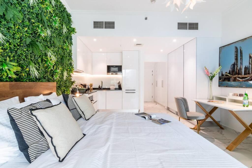 Downtown Pool, Gym & Free Parking Apartment