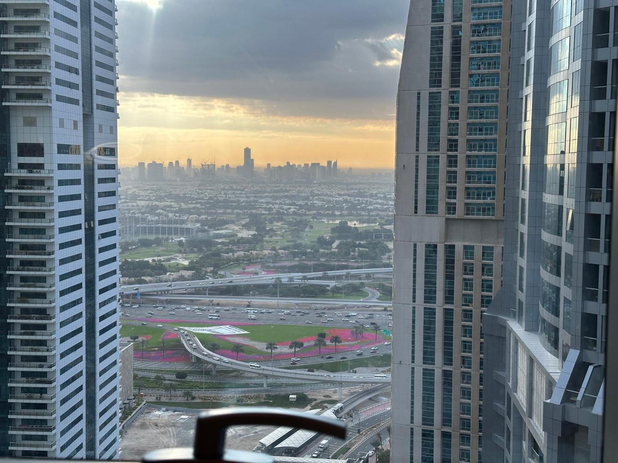 Super Host At Highest Residential Tower In The World, Private In A Shared Dubai