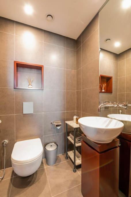 Apartment Luxury Retreat, & Sea Views, Metro Nearby Dubai