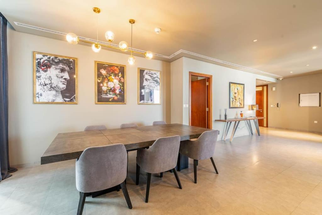 Apartment Luxury Retreat, & Sea Views, Metro Nearby