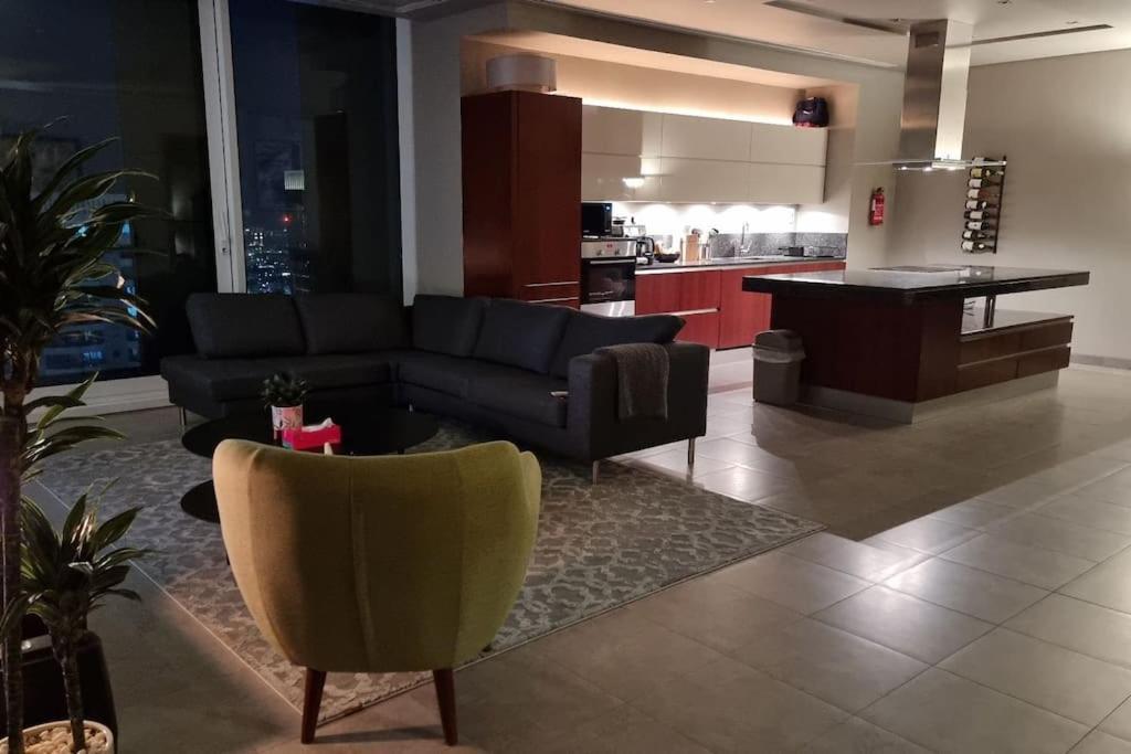 Luxury Retreat, & Sea Views, Metro Nearby Dubai