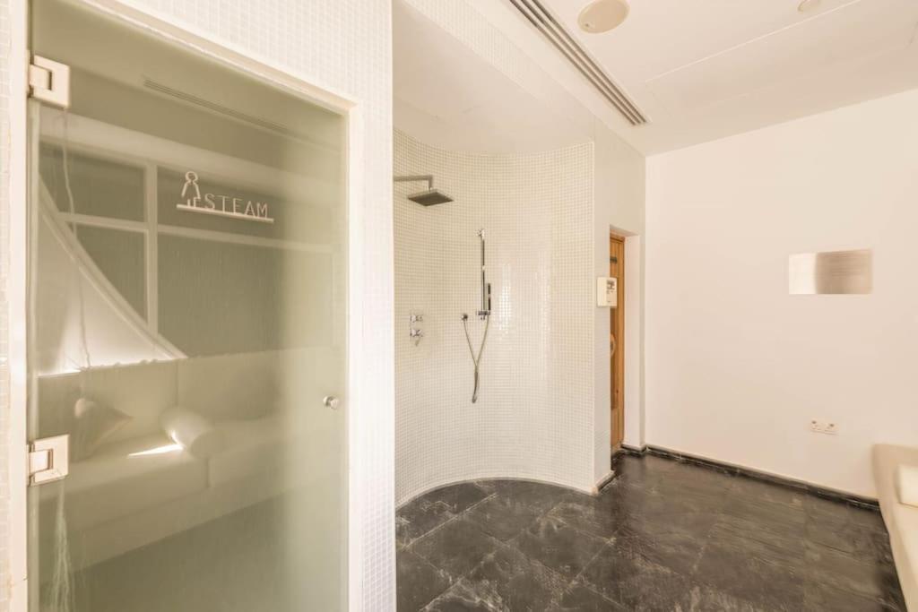 Apartment Luxury Retreat, & Sea Views, Metro Nearby *