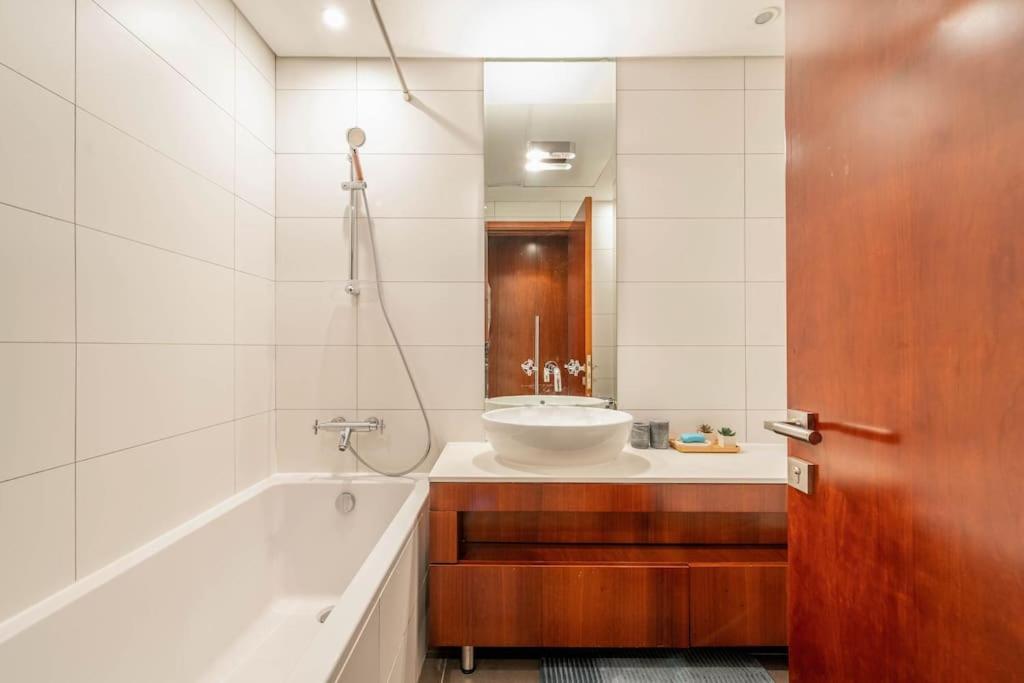 Luxury Retreat, & Sea Views, Metro Nearby *