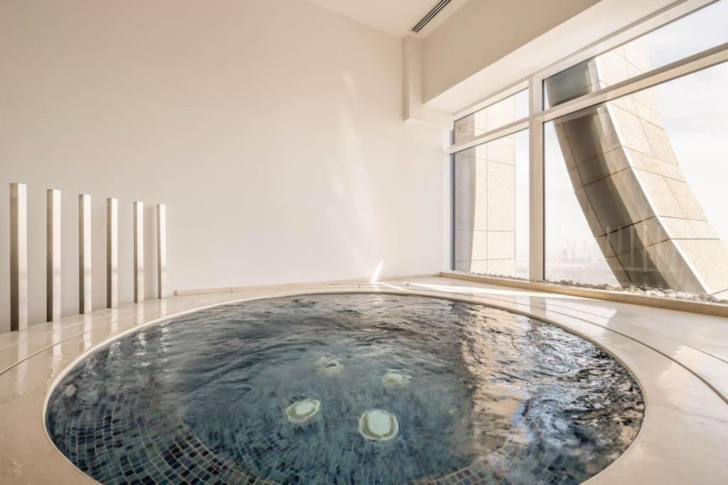 Luxury Retreat, & Sea Views, Metro Nearby Apartment Dubai