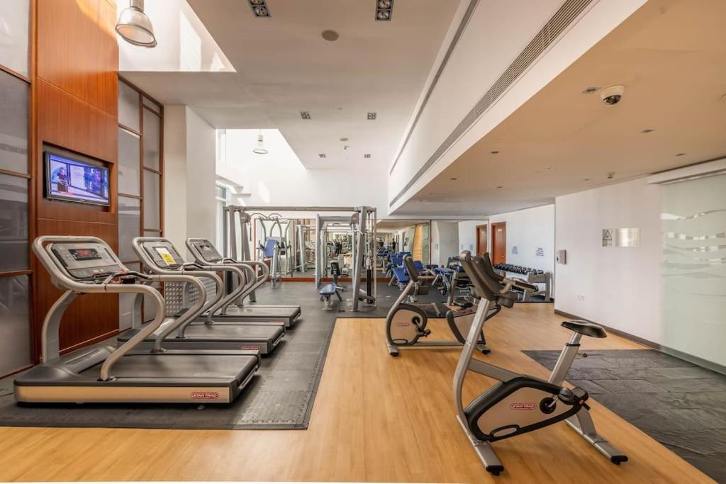 Luxury Retreat, & Sea Views, Metro Nearby Dubai