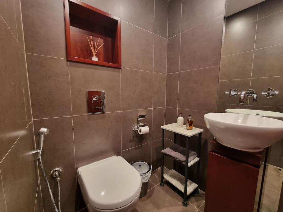 Luxury Retreat, & Sea Views, Metro Nearby Apartment