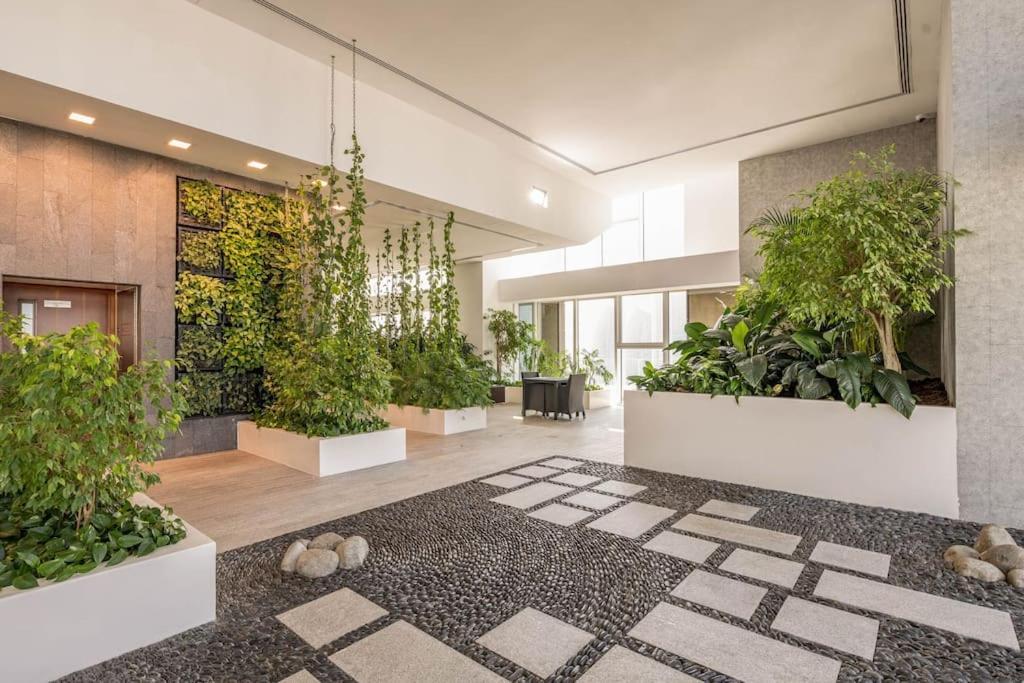 Luxury Retreat, & Sea Views, Metro Nearby *
