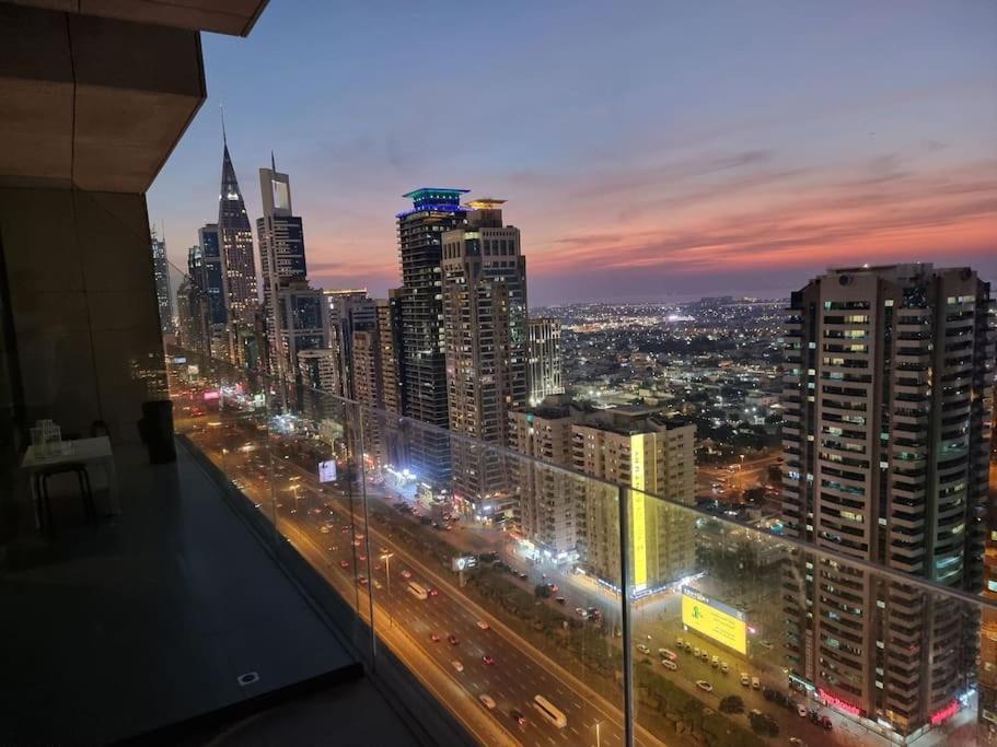 Apartment Luxury Retreat, & Sea Views, Metro Nearby Dubai