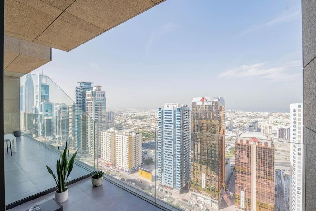 Apartment Luxury Retreat, & Sea Views, Metro Nearby *