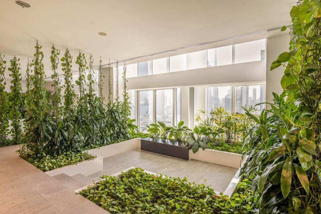 Apartment Luxury Retreat, & Sea Views, Metro Nearby Dubai