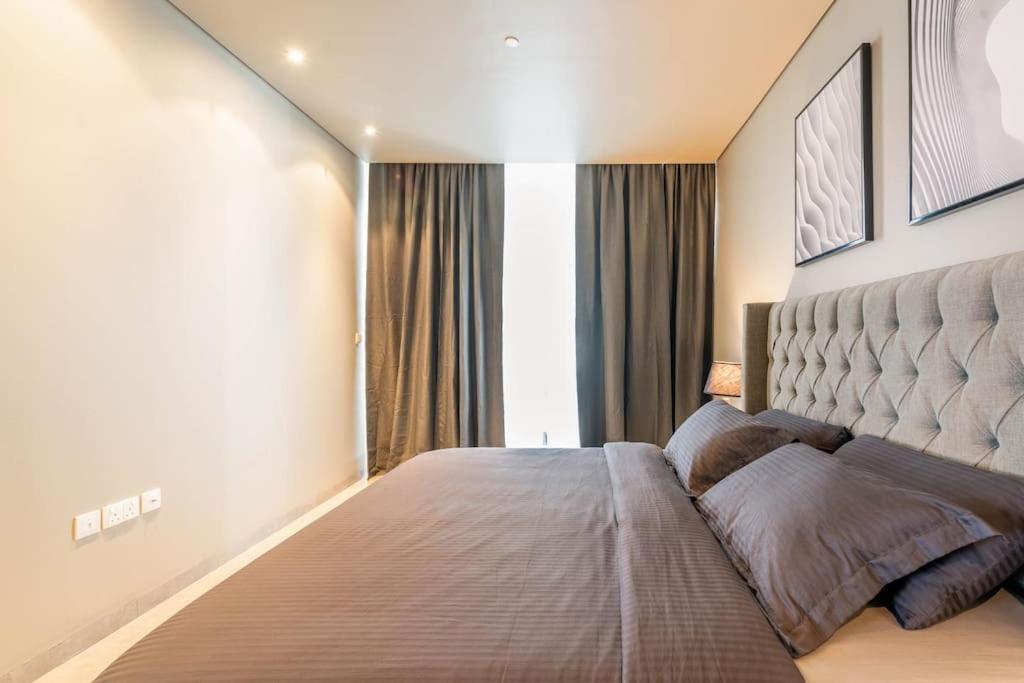 Luxury Retreat, & Sea Views, Metro Nearby Apartment Dubai
