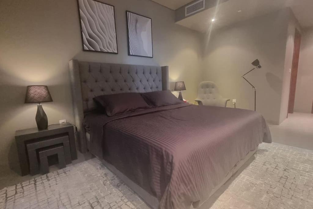 Luxury Retreat, & Sea Views, Metro Nearby Apartment