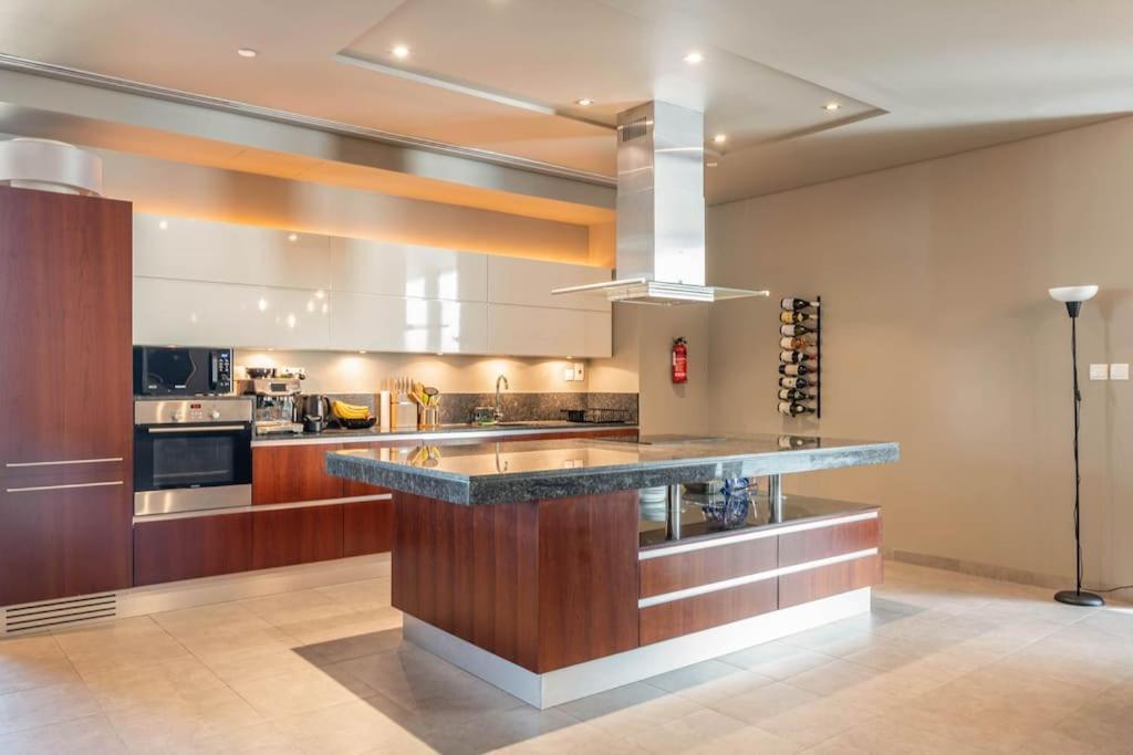 Luxury Retreat, & Sea Views, Metro Nearby Apartment