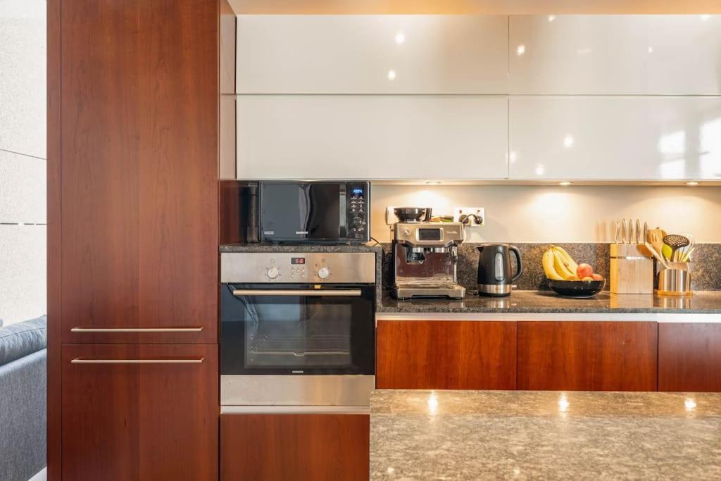 Apartment Luxury Retreat, & Sea Views, Metro Nearby *