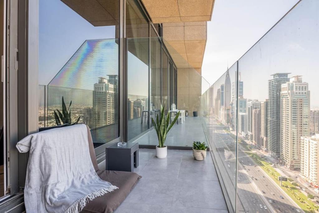 Luxury Retreat, & Sea Views, Metro Nearby Apartment Dubai