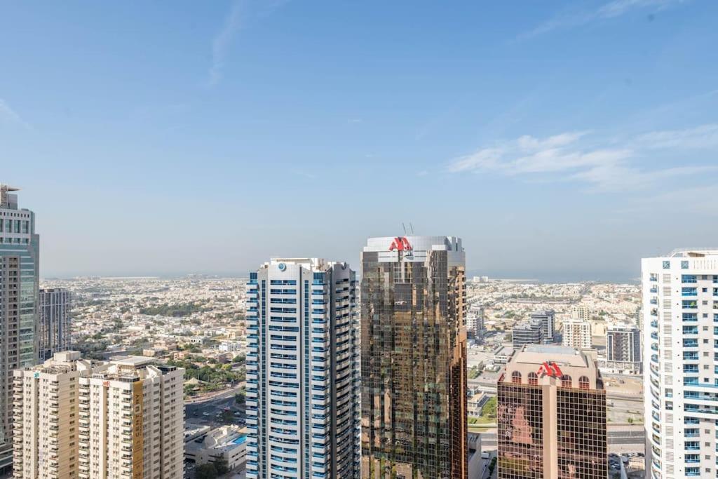 Luxury Retreat, & Sea Views, Metro Nearby Dubai