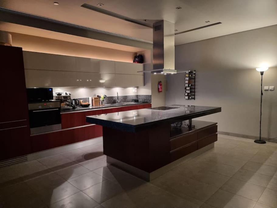 Luxury Retreat, & Sea Views, Metro Nearby Apartment *