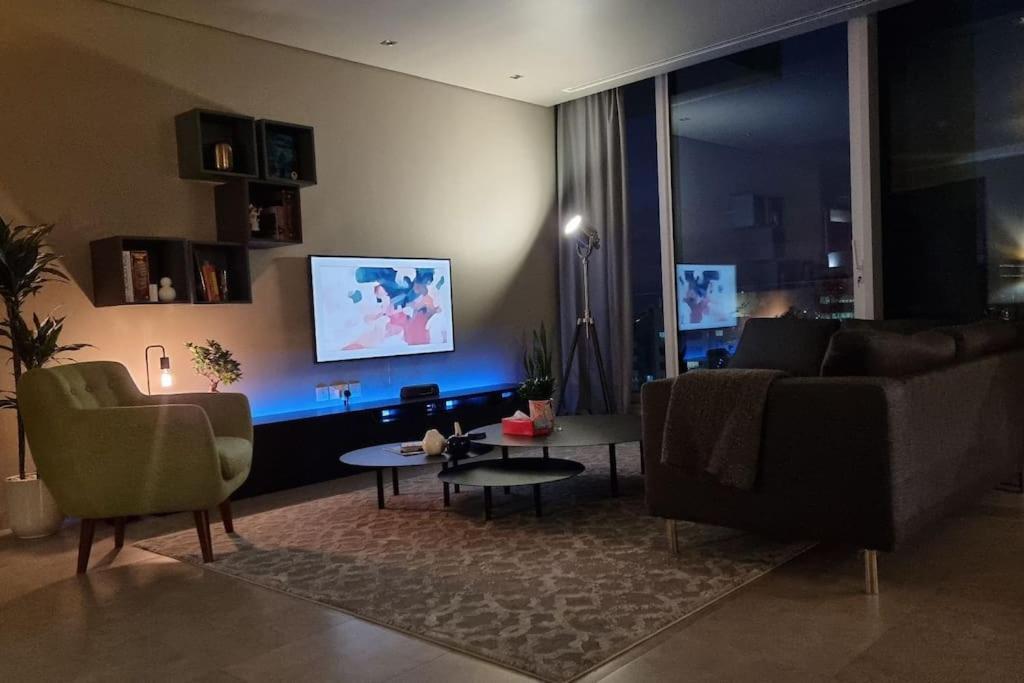 Luxury Retreat, & Sea Views, Metro Nearby * Dubai
