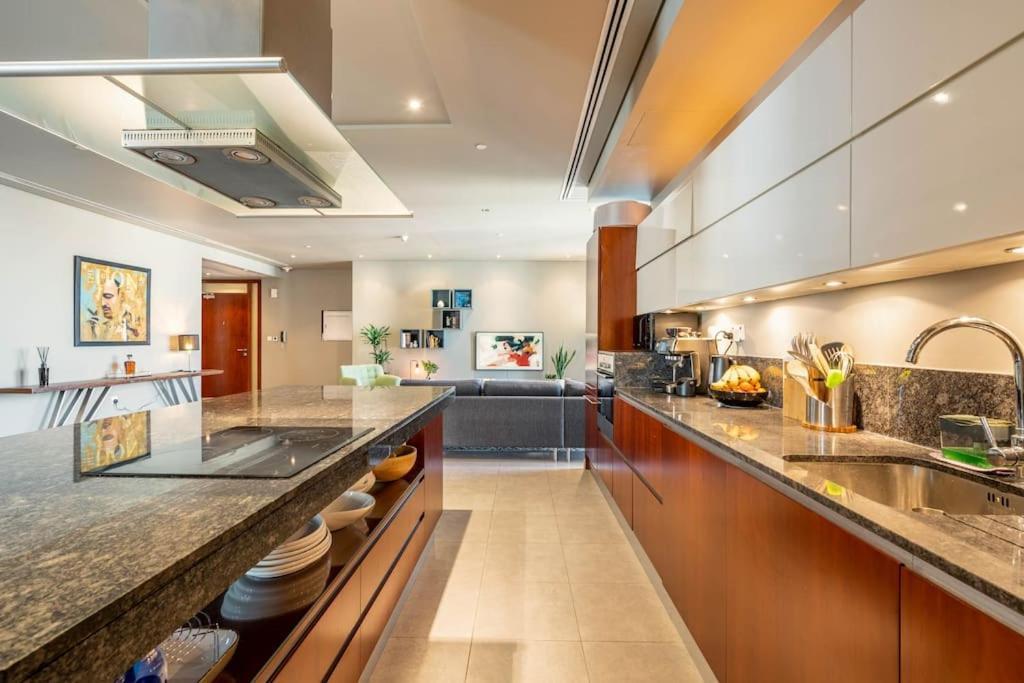 Luxury Retreat, & Sea Views, Metro Nearby Apartment Dubai