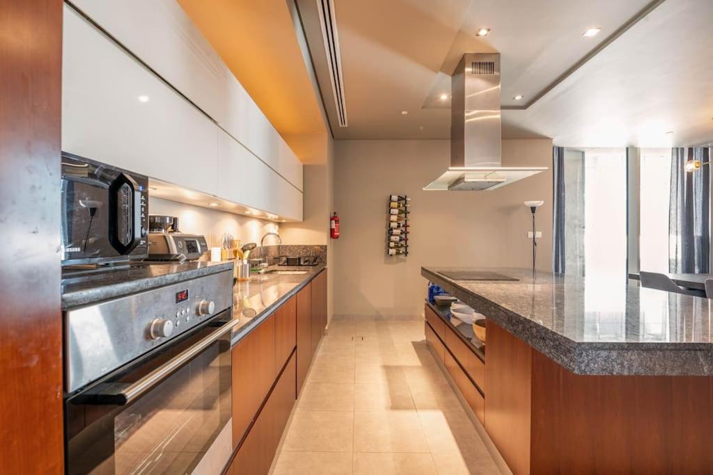 Luxury Retreat, & Sea Views, Metro Nearby
