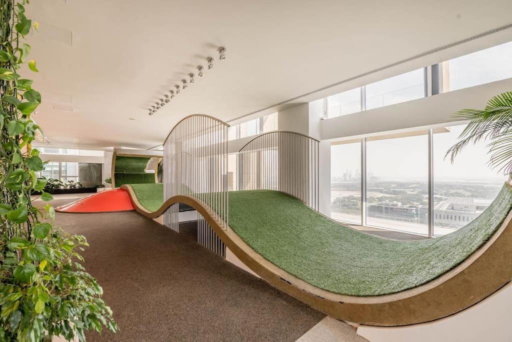 Apartment Luxury Retreat, & Sea Views, Metro Nearby Dubai