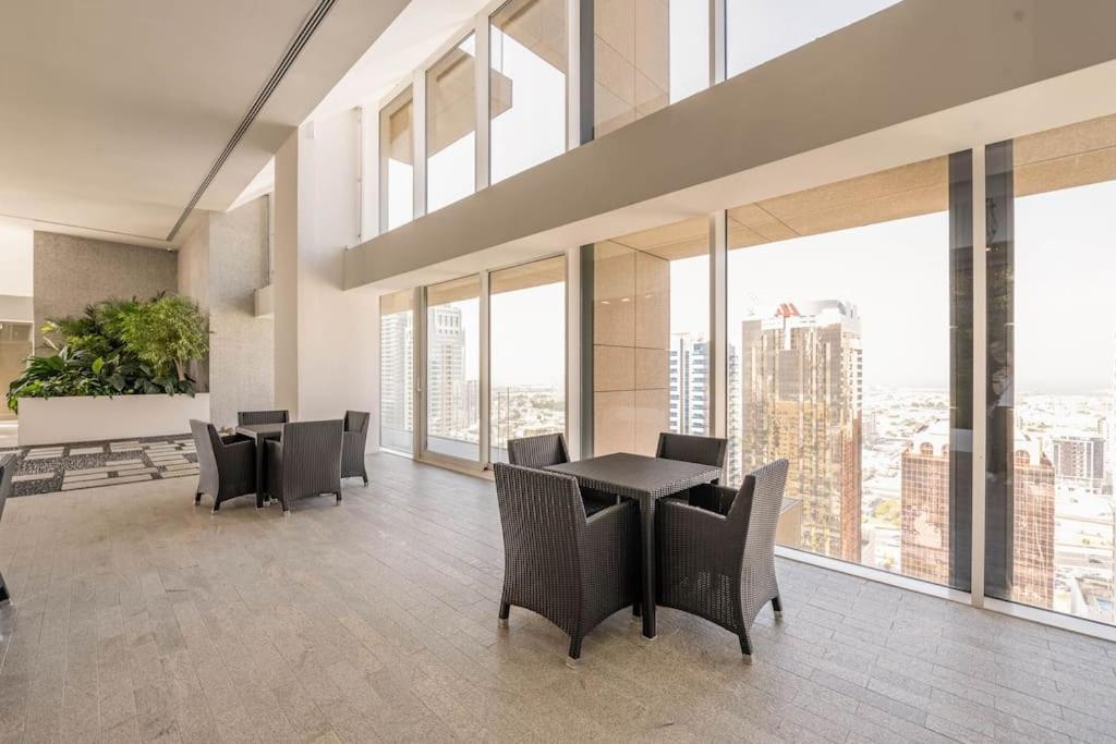 Luxury Retreat, & Sea Views, Metro Nearby Dubai