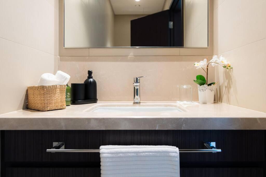 Elite Escape - 1 Bhk Getaway With Mall Access - 1502 Apartment *