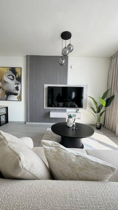 Amazing Modern Spacious Studio At Sky Gardens Difc *