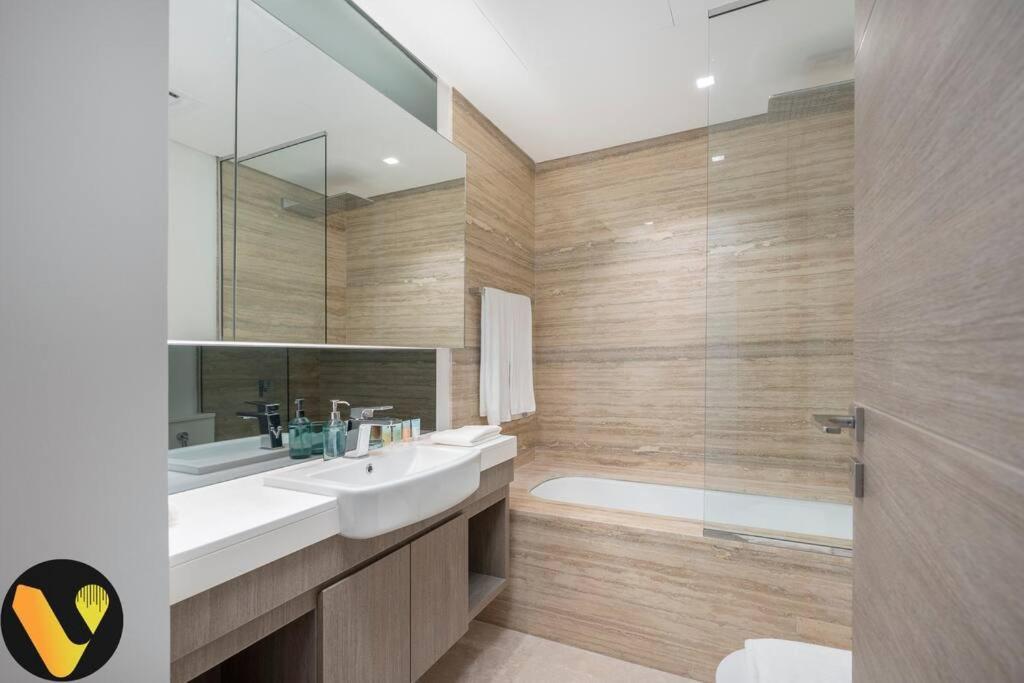 Vogue Sterling East Near Mall & Burj Khalifa Apartment