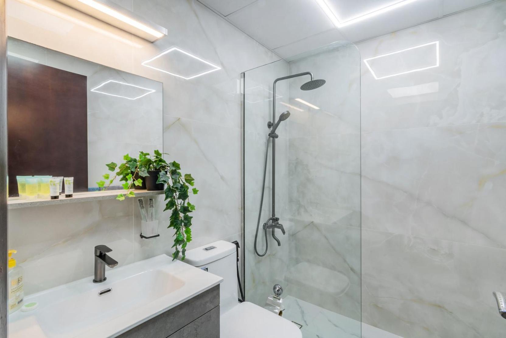Premium 1bhk Near Metro Station Marina & Jbr Dubai