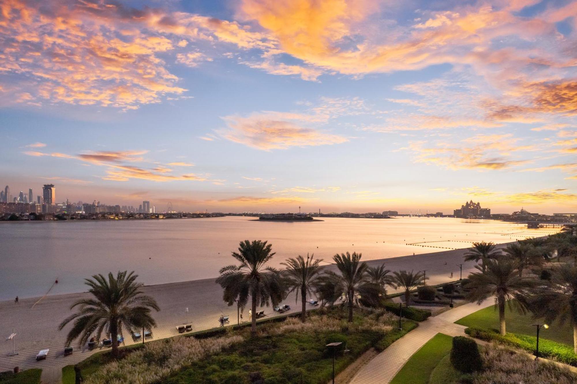 Fam Living - Private Beach Escapes In Palm Jumeirah Apartment *