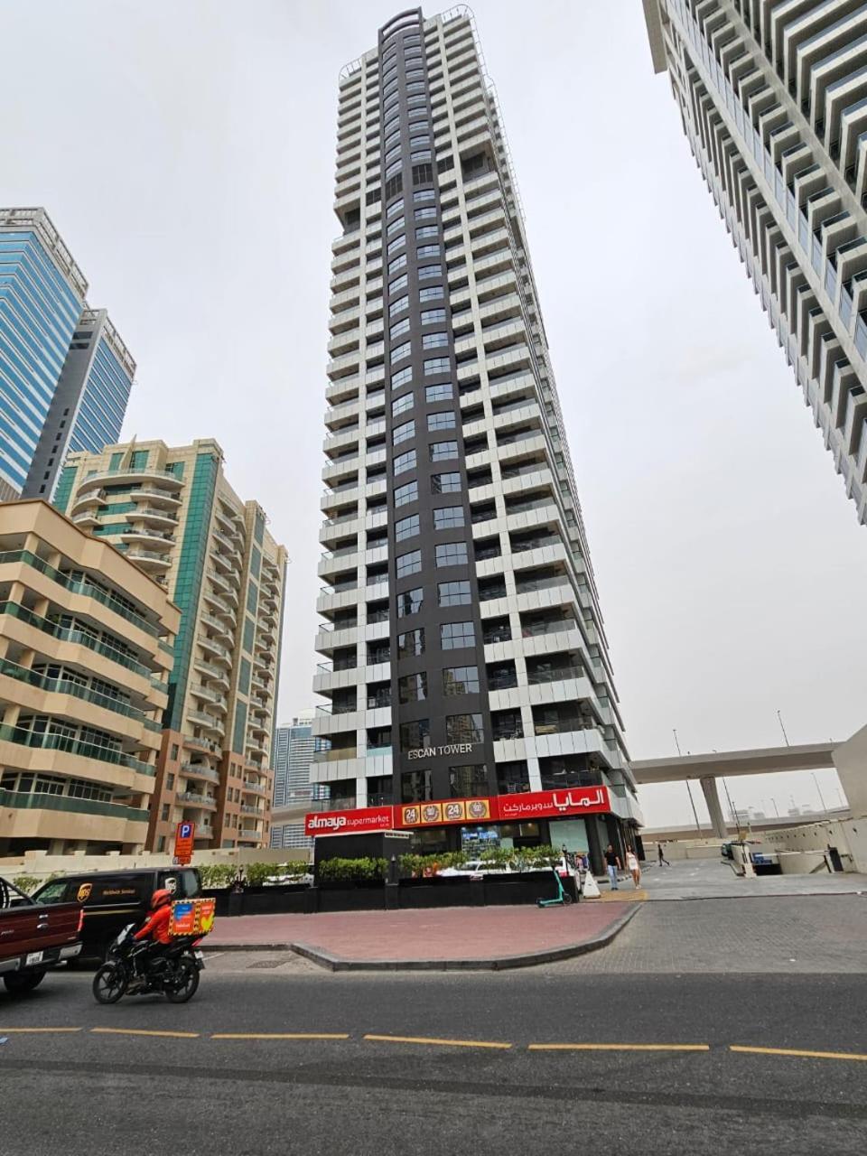 Standard Bedroom With Balcony In Escan Tower Marina Homestay Dubai