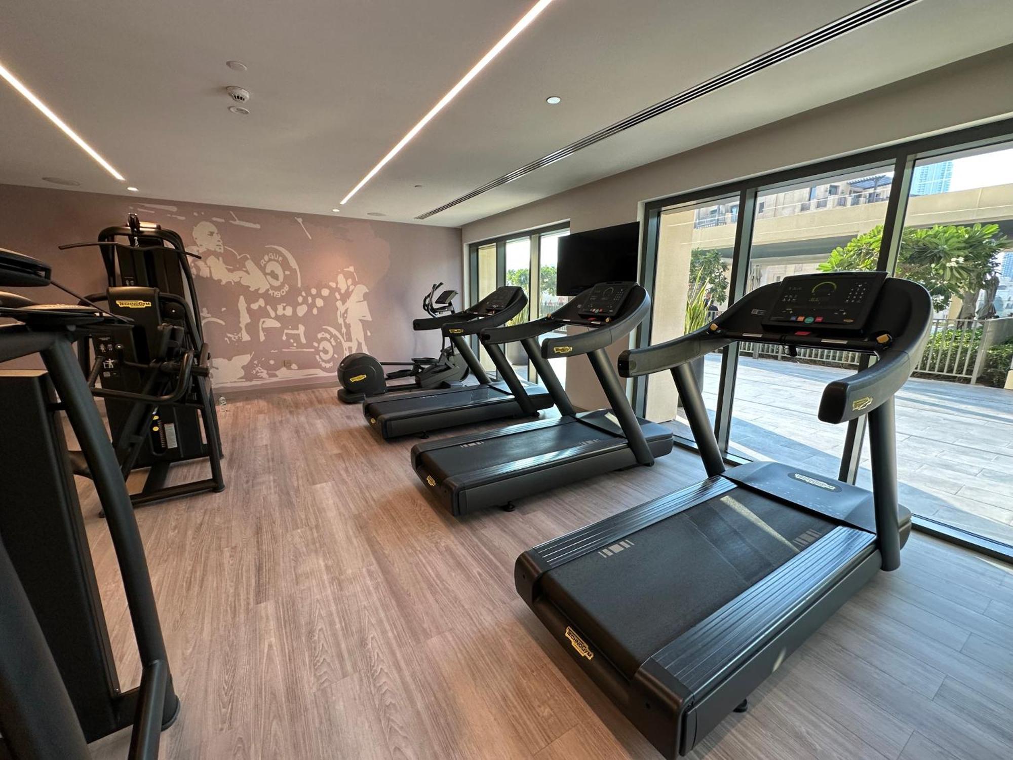 Full Burj Khalifa Views / 5 Min Walk From Mall / Designer Choice / 6 People / New Building Apartment