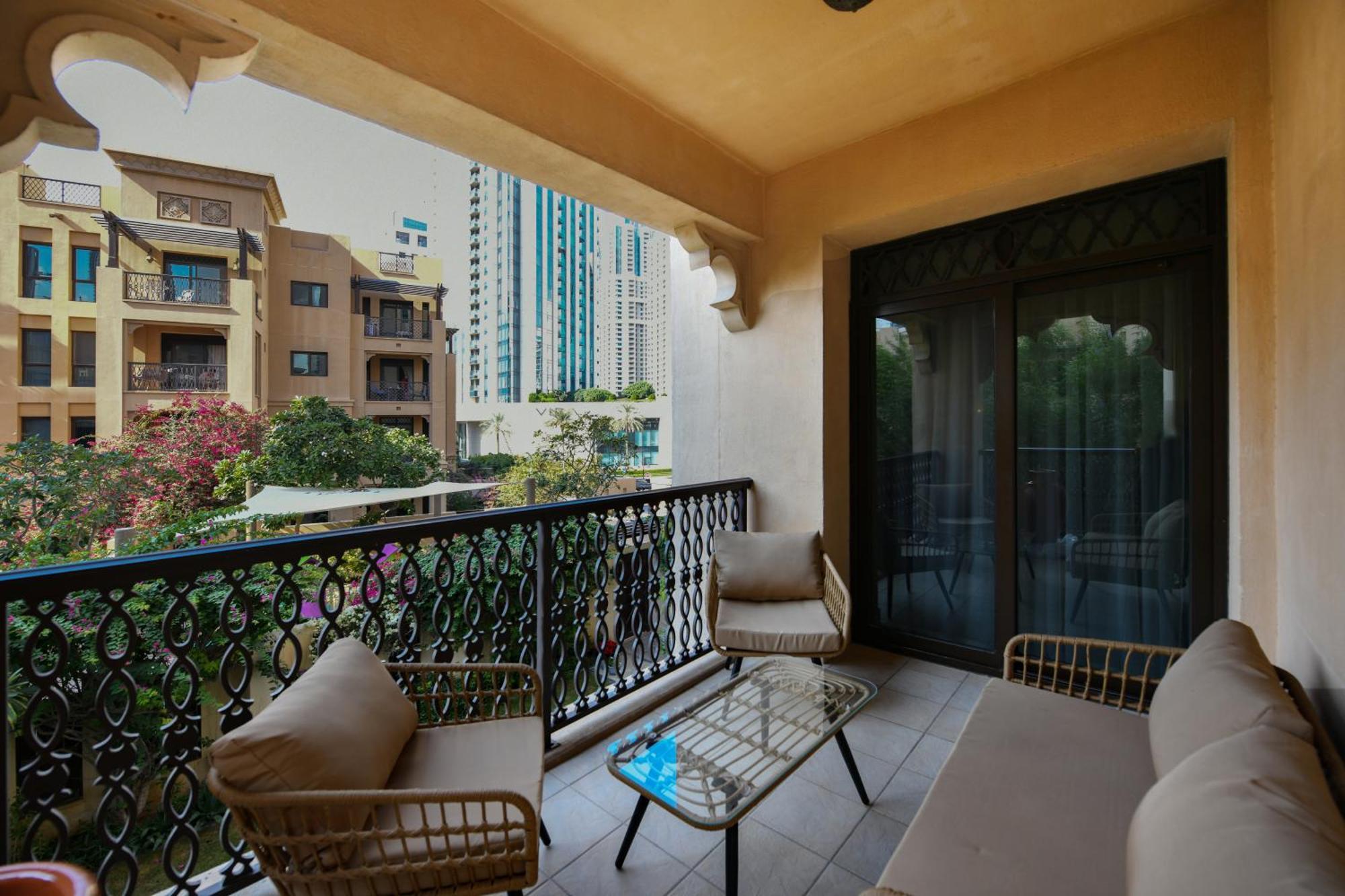 Apartment Downtown Gem - 2br Near Mall And Burj Khalifa Dubai