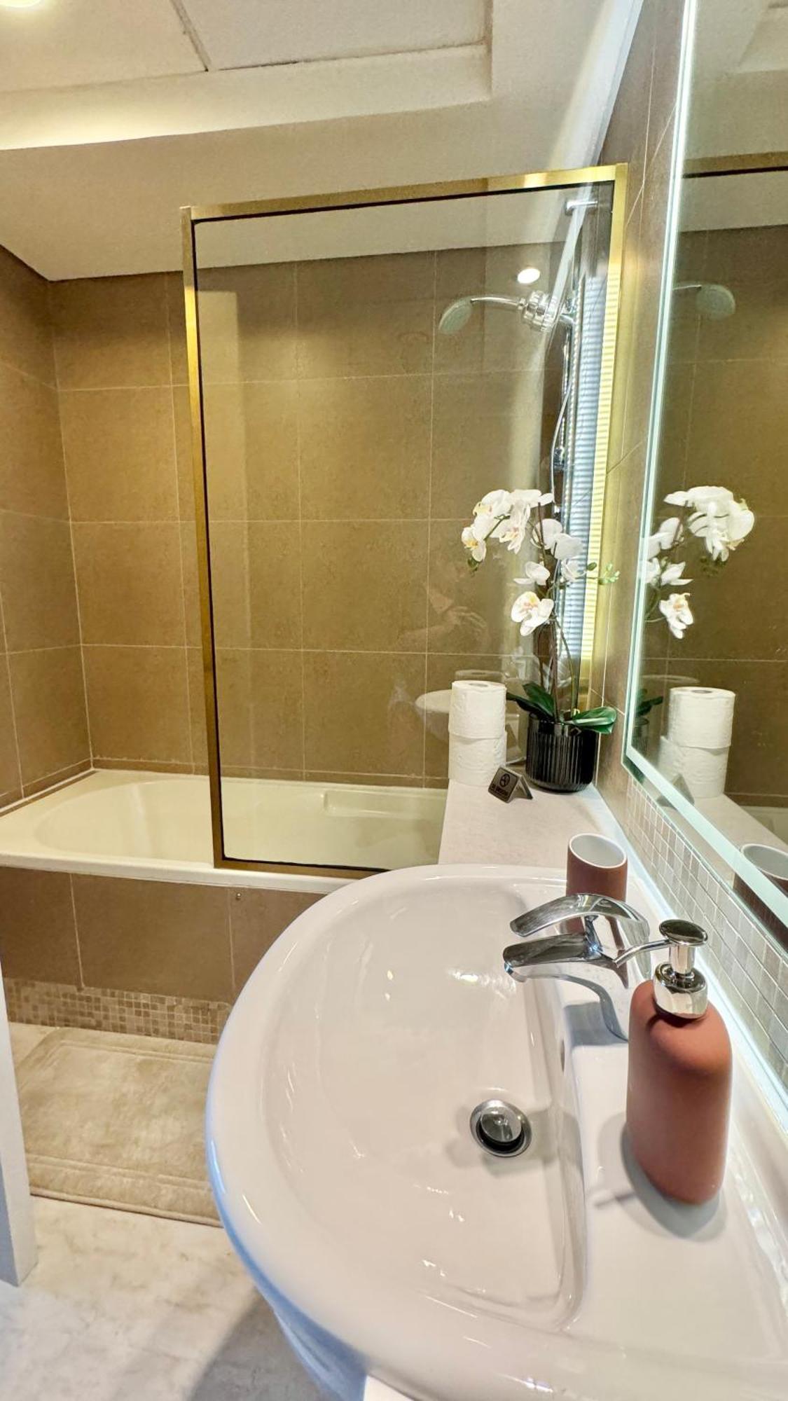 Apartment 1 Bedroom Elegant & Spacious At Sky Gardens Difc Dubai