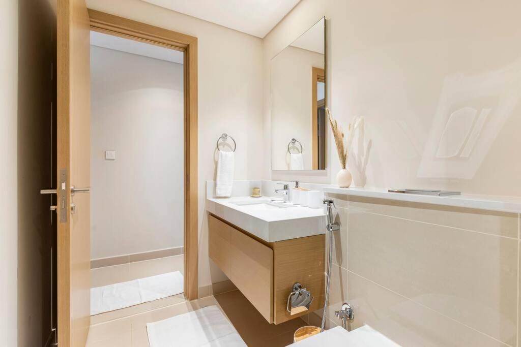 Luxury Harbour Gate 3 Bedroom Apt * Dubai