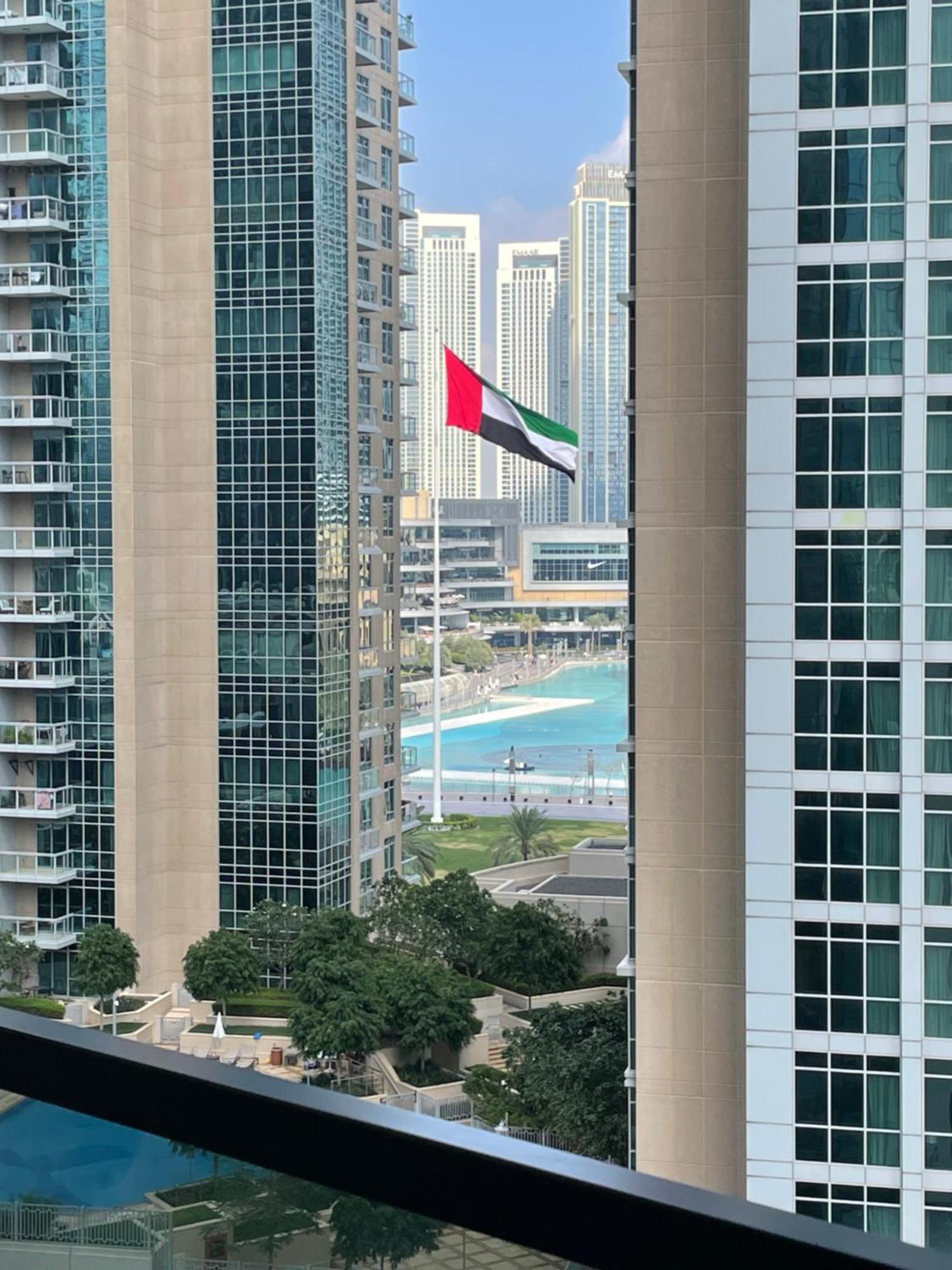 Apartment Luxurious & Spacious 2br L Burj & Fountain Views L Walk To Mall L Pool L Gym