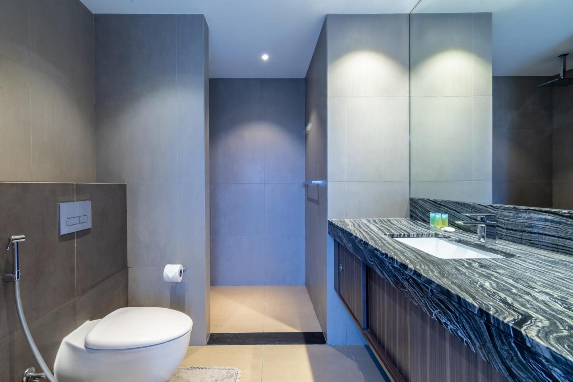 Sophisticated & Classy At The Onyx Apartment