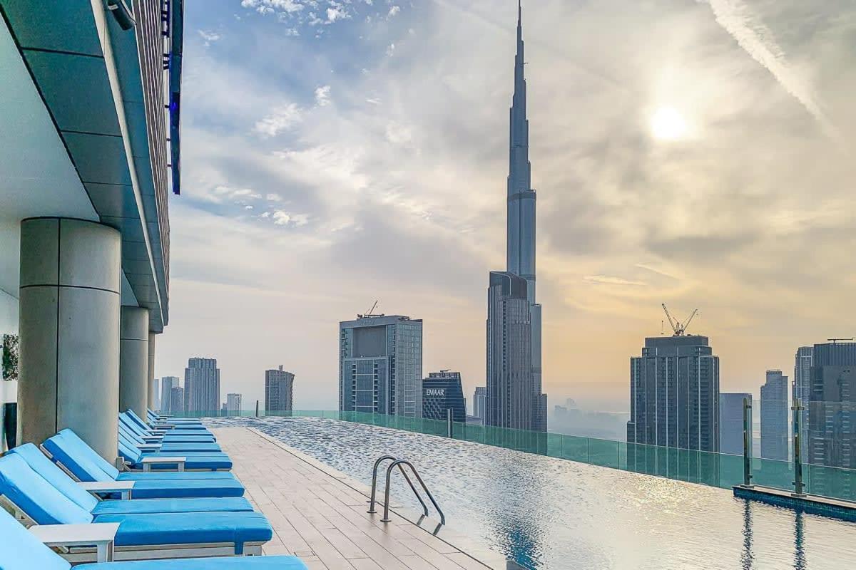 Frank Porter - Paramount * Dubai