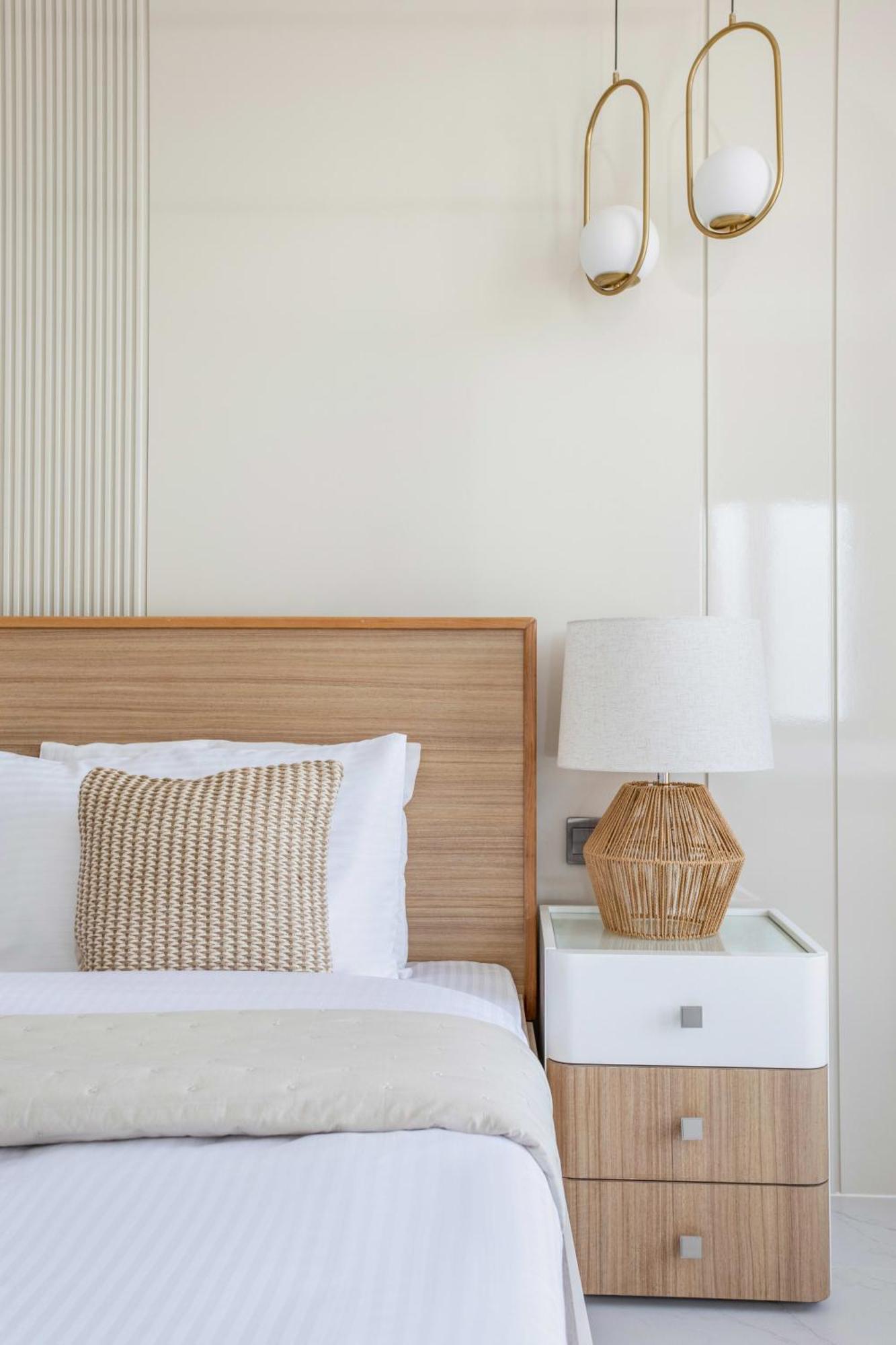 Frank Porter - Paramount Apartment *