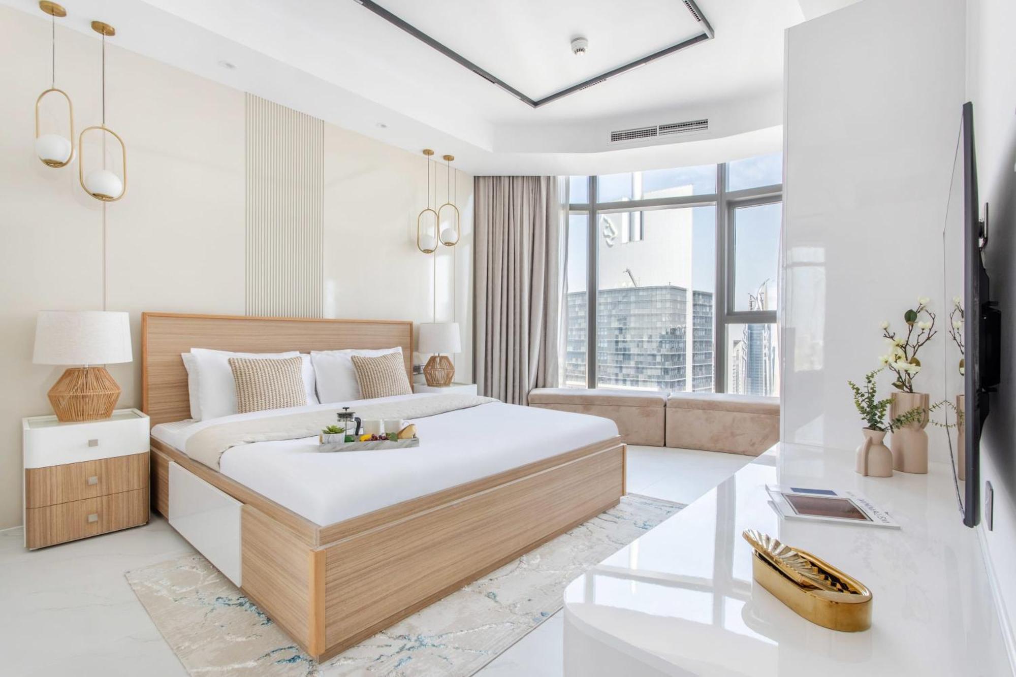 Frank Porter - Paramount Apartment