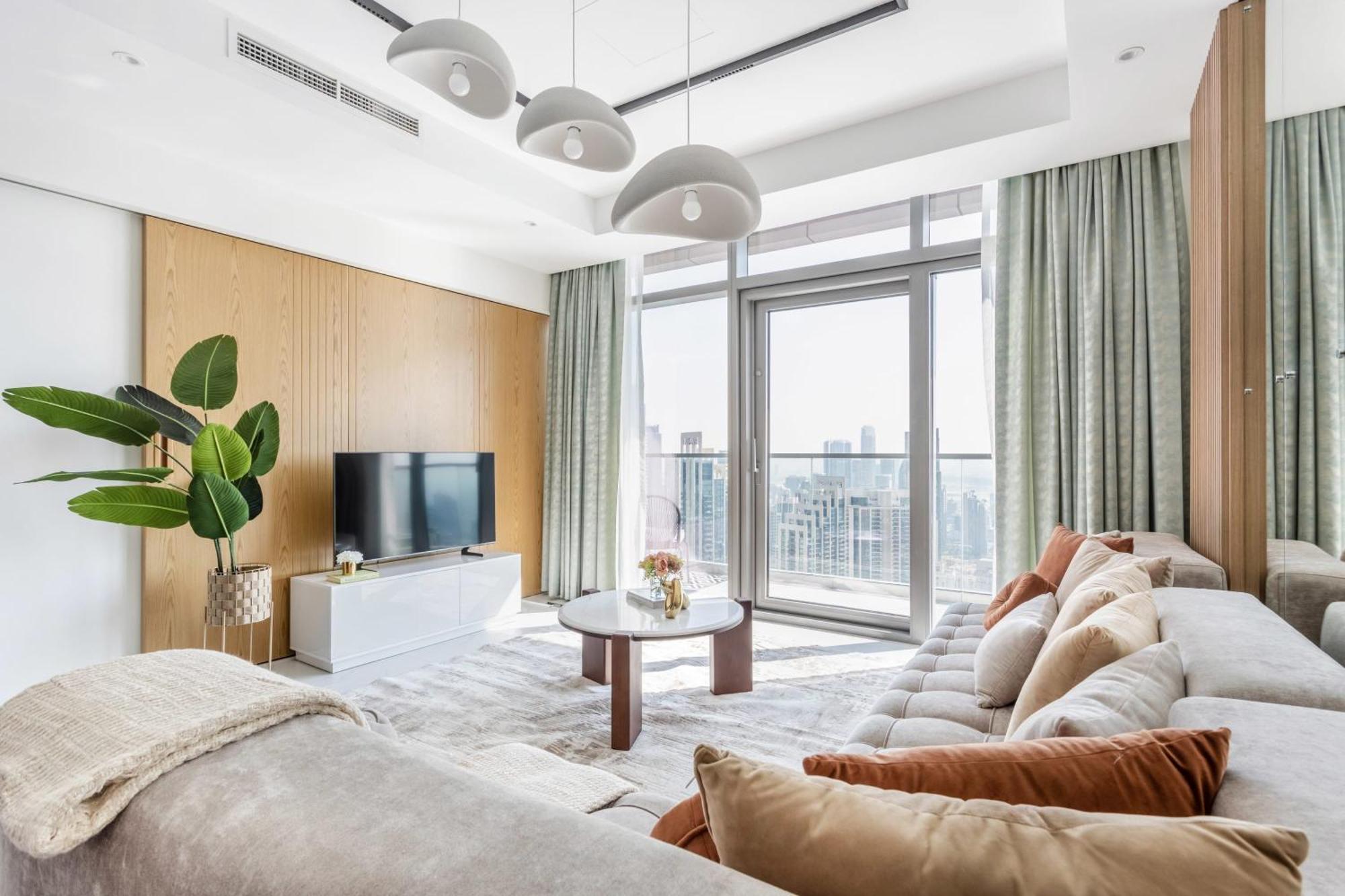 Frank Porter - Paramount Apartment *