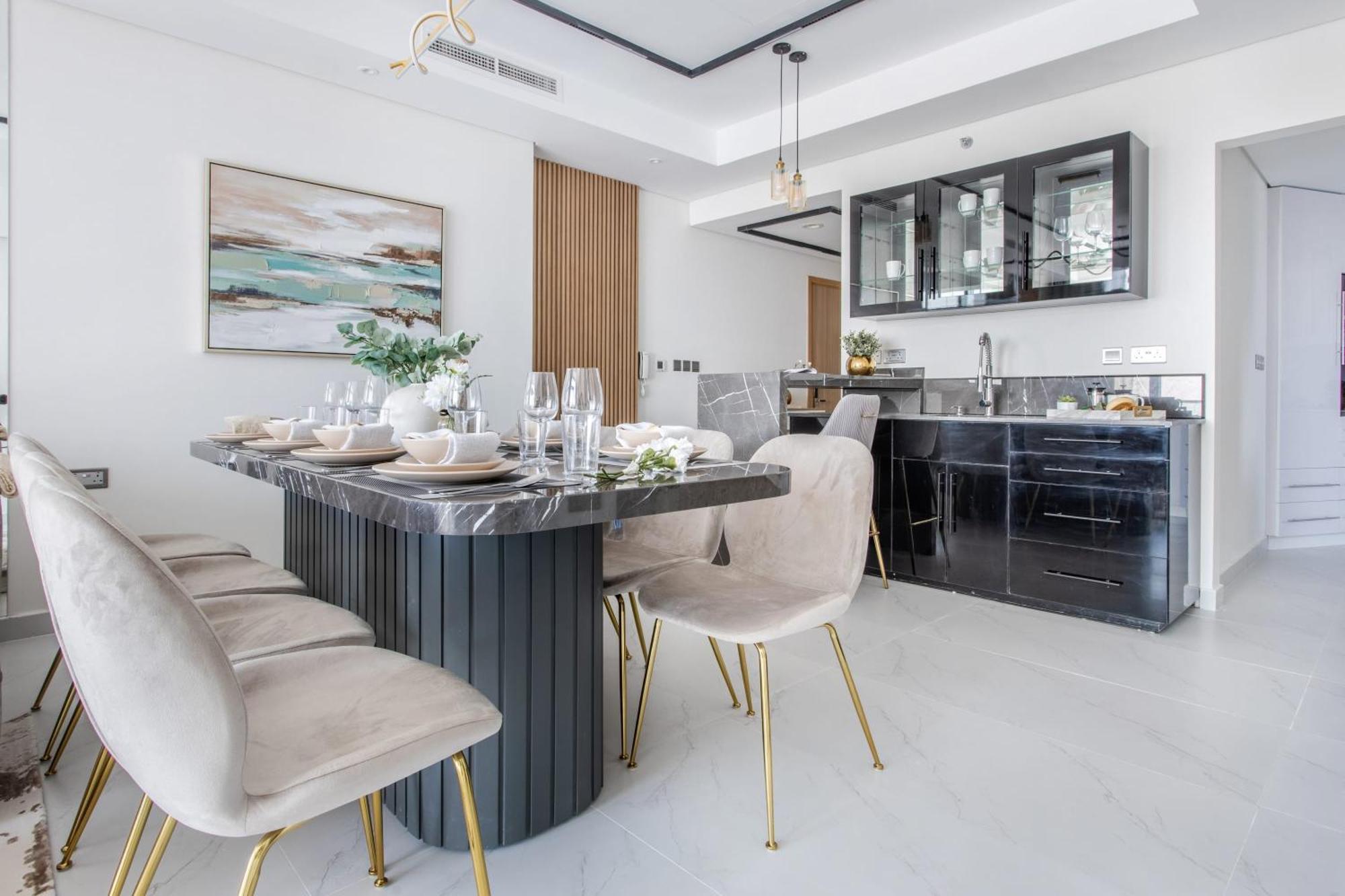 Frank Porter - Paramount Apartment Dubai